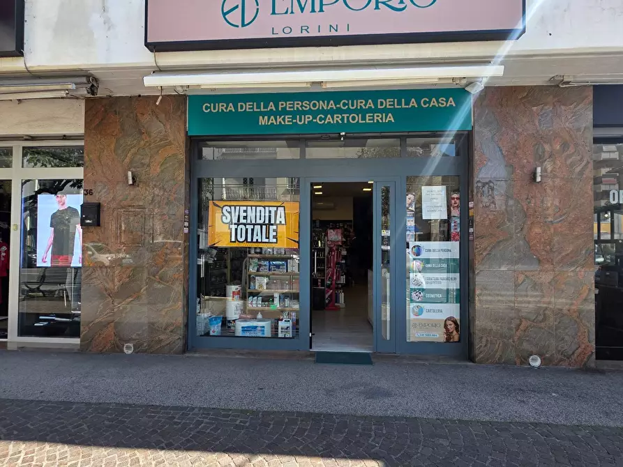 Immagine 1 di Negozio in affitto  in Via Roma 34 a Pomezia