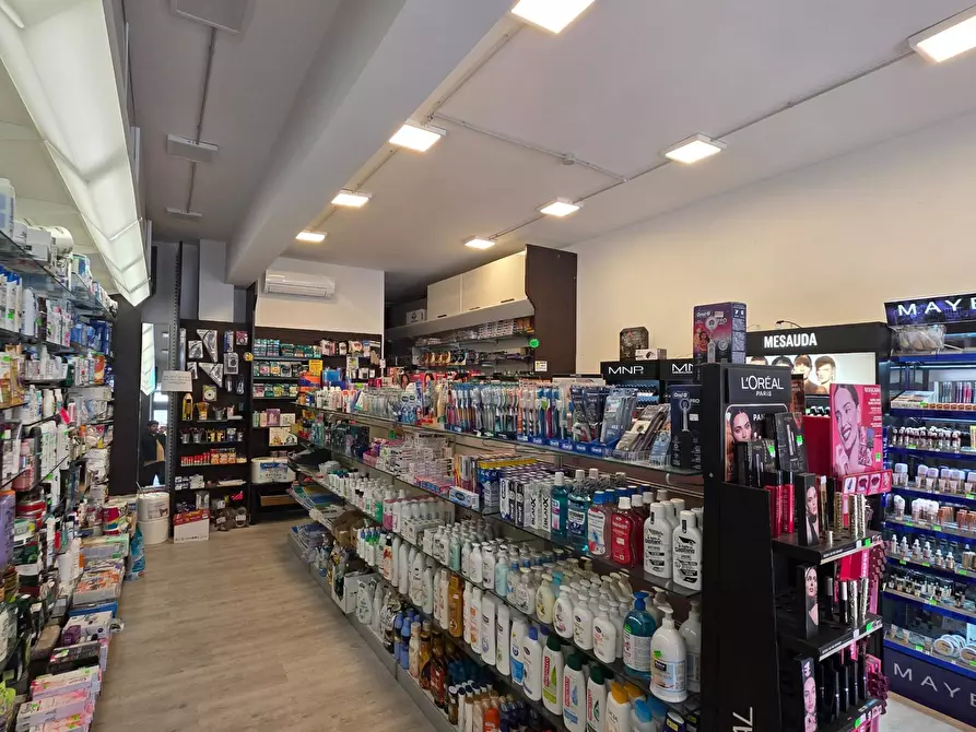 Immagine 9 di Negozio in affitto  in Via Roma 34 a Pomezia