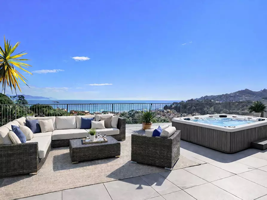 Immagine 1 di Appartamento in vendita  in Corso Nicolò Cuneo 43 a Rapallo