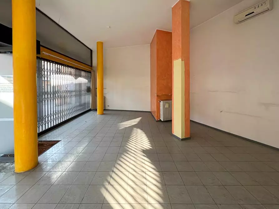 Immagine 4 di Negozio in vendita  in via Largo Diaz 22 a Pontoglio