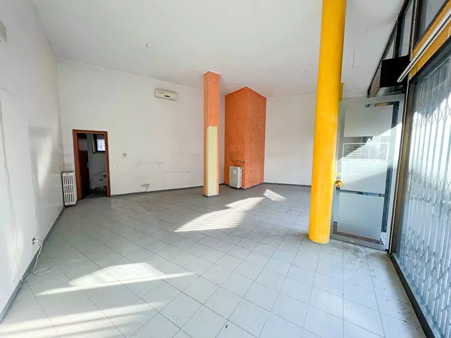 Immagine 8 di Negozio in vendita  in via Largo Diaz 22 a Pontoglio