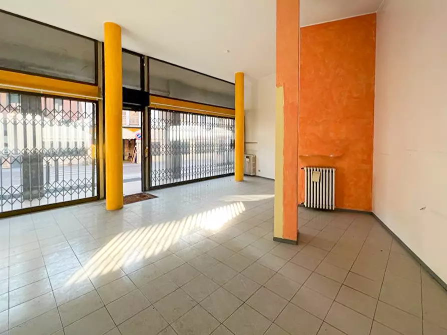 Immagine 12 di Negozio in vendita  in via Largo Diaz 22 a Pontoglio