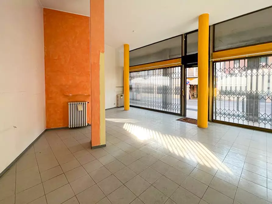 Immagine 14 di Negozio in vendita  in via Largo Diaz 22 a Pontoglio