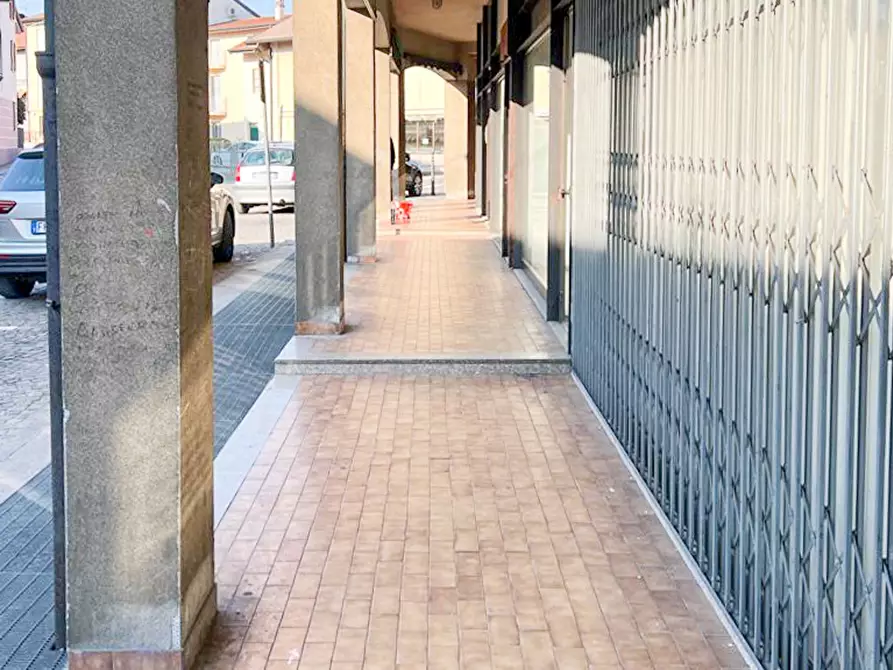 Immagine 19 di Negozio in vendita  in via Largo Diaz 22 a Pontoglio