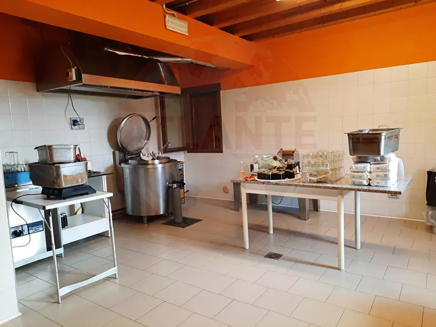 Immagine 37 di Rustico / casale in vendita  in via Rucca a Zone