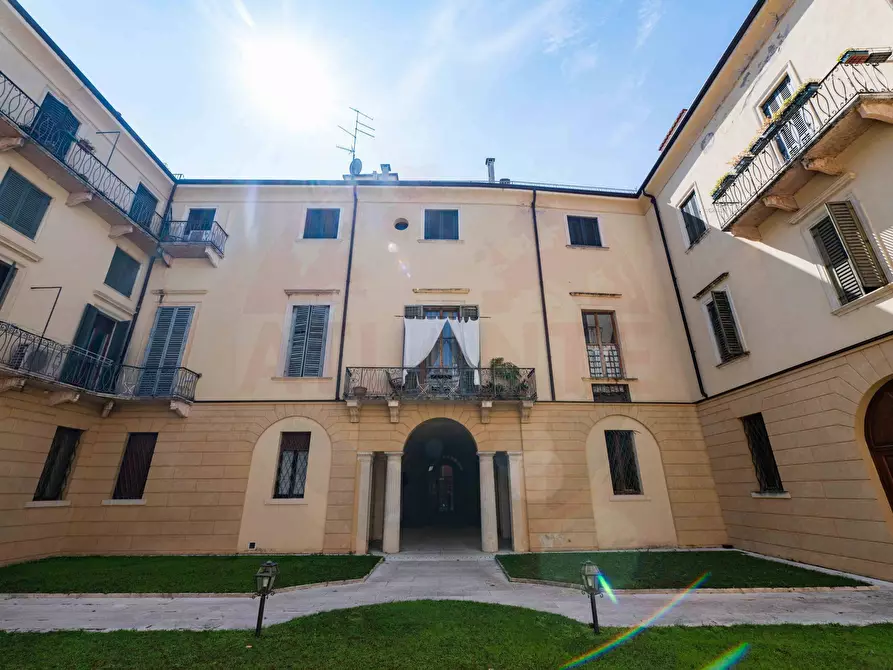 Immagine 92 di Attico in vendita  in Corso Porta Borsari a Verona