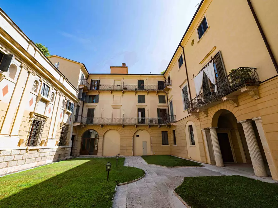 Immagine 93 di Attico in vendita  in Corso Porta Borsari a Verona