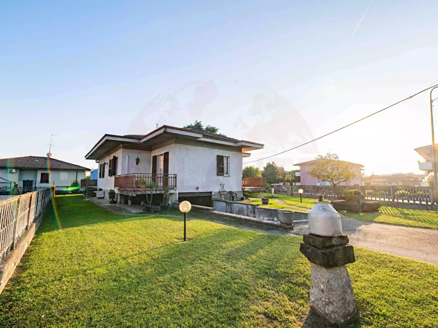 Immagine 2 di Villa in vendita  in via F.lli Kennedy 345 a Castrezzato