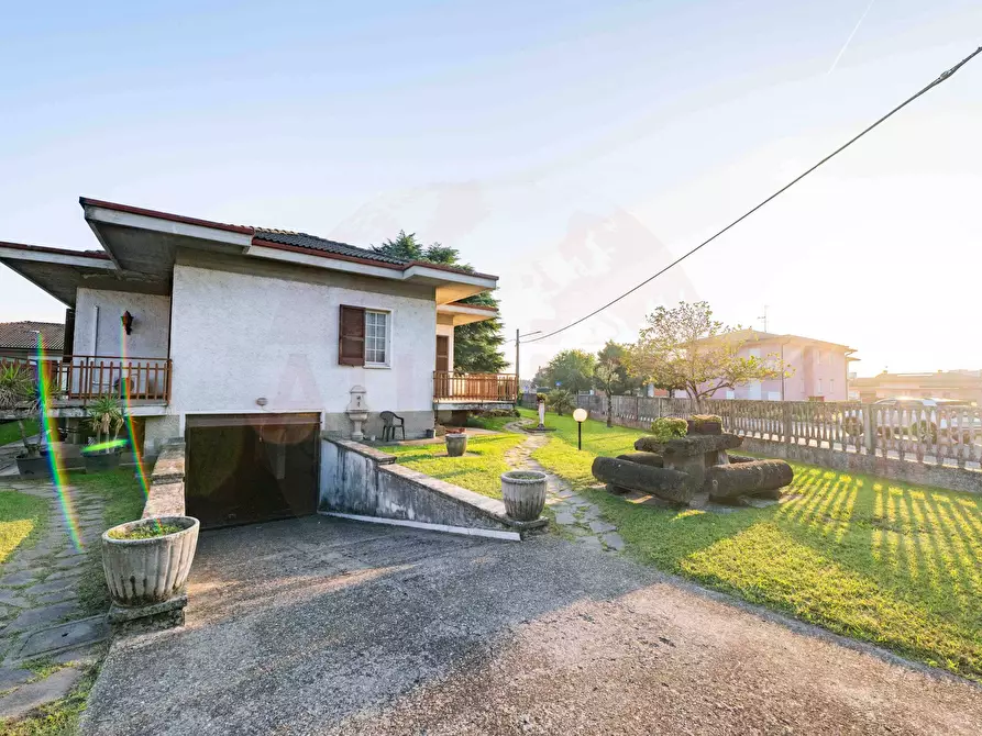 Immagine 3 di Villa in vendita  in via F.lli Kennedy 345 a Castrezzato