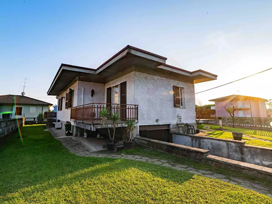 Immagine 46 di Villa in vendita  in via F.lli Kennedy 345 a Castrezzato