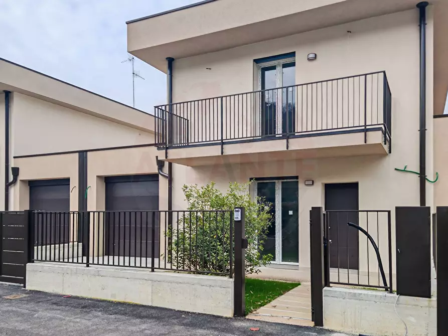 Immagine 1 di Villetta a schiera in vendita  in via Vittorio Emanuele II a Capriolo