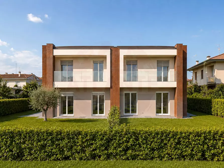Immagine 3 di Casa semindipendente in vendita  in via Giacomo Leopardi 340 a Comezzano-Cizzago