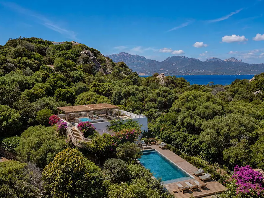 Immagine 2 di Villa in vendita  in Via Arnica snc a Olbia