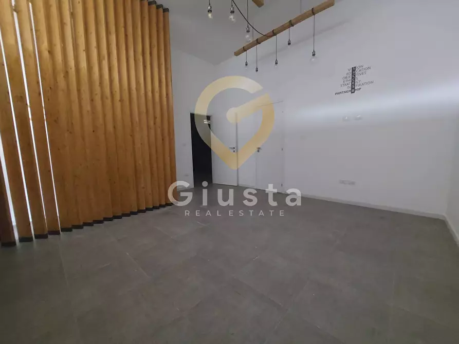 Immagine 10 di Locale commerciale in vendita  in Via Giulio Cesare 54 a Brindisi