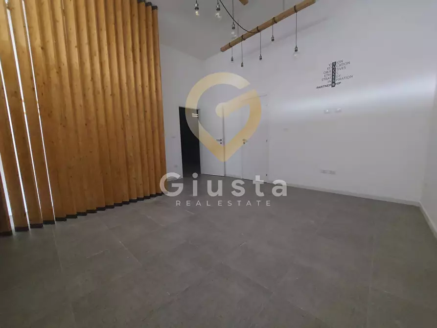 Immagine 11 di Locale commerciale in vendita  in Via Giulio Cesare 54 a Brindisi