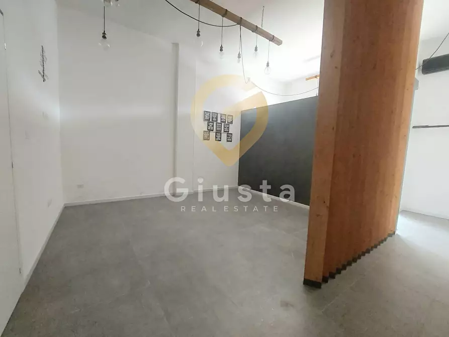 Immagine 12 di Locale commerciale in vendita  in Via Giulio Cesare 54 a Brindisi