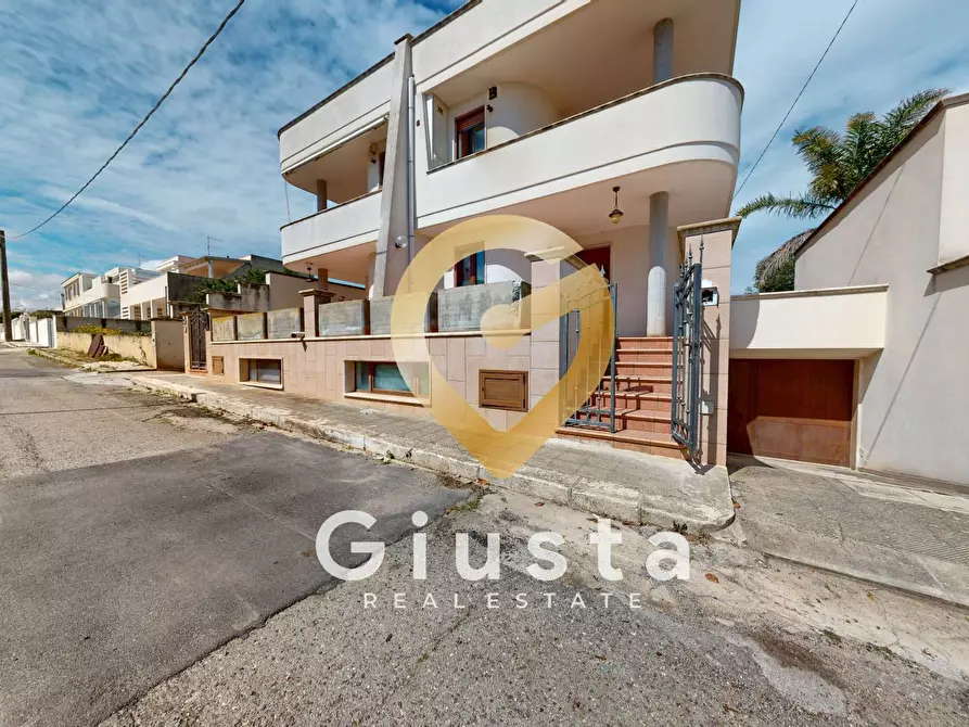 Immagine 1 di Villa in vendita  in Via Monte Cervino 26 a Carovigno