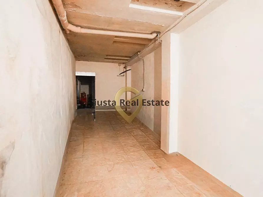 Immagine 2 di Box auto in vendita  in Via Valle d'aosta 14 a Mesagne