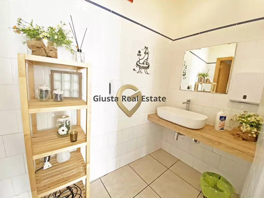 Immagine 12 di Locale commerciale in vendita  in Via Beccaria 2 a San Pietro Vernotico