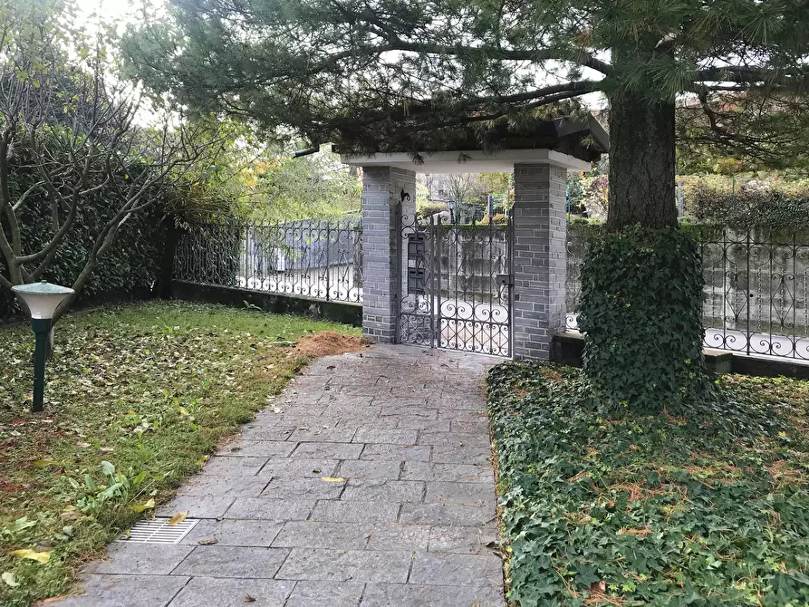 Immagine 28 di Locale commerciale in vendita  in Via Gozzi a Varese