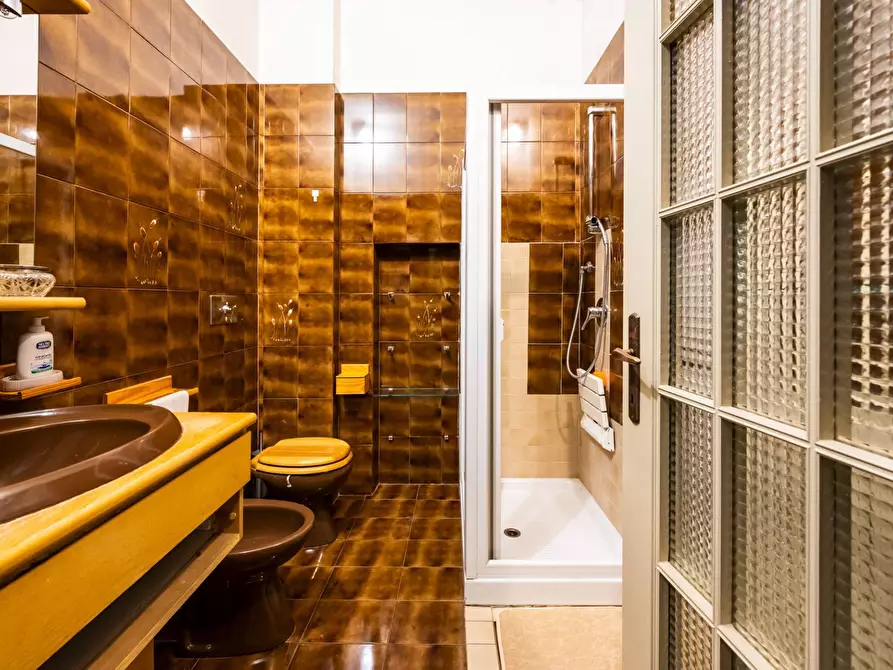 Immagine 22 di Villa in vendita  in viale aguggiari 68 a Varese