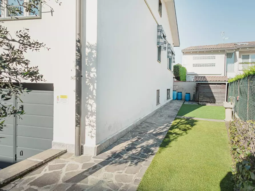 Immagine 7 di Villa in vendita  in Via San Martino 9 a Cuggiono
