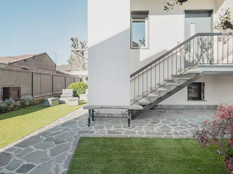 Immagine 9 di Villa in vendita  in Via San Martino 9 a Cuggiono