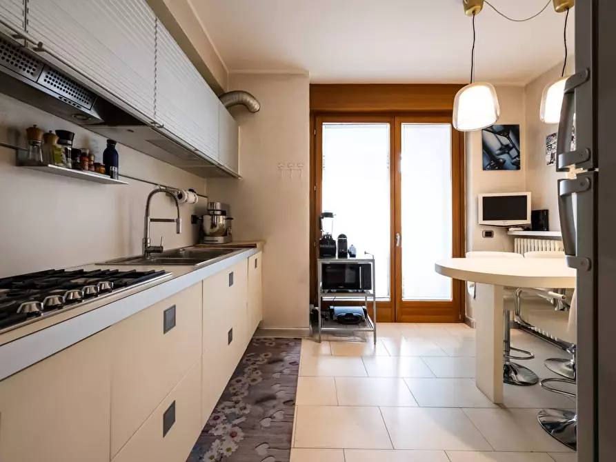 Immagine 12 di Appartamento in vendita  in via giosuè carducci a Gallarate