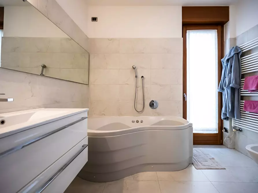 Immagine 29 di Appartamento in vendita  in via giosuè carducci a Gallarate