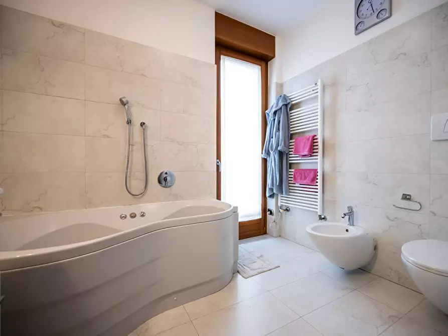 Immagine 30 di Appartamento in vendita  in via giosuè carducci a Gallarate