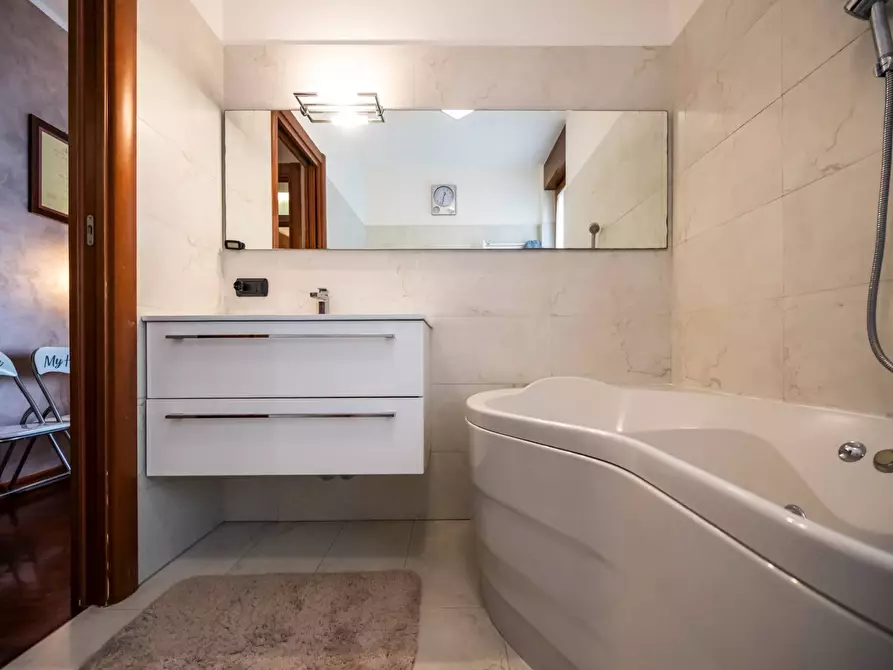 Immagine 31 di Appartamento in vendita  in via giosuè carducci a Gallarate