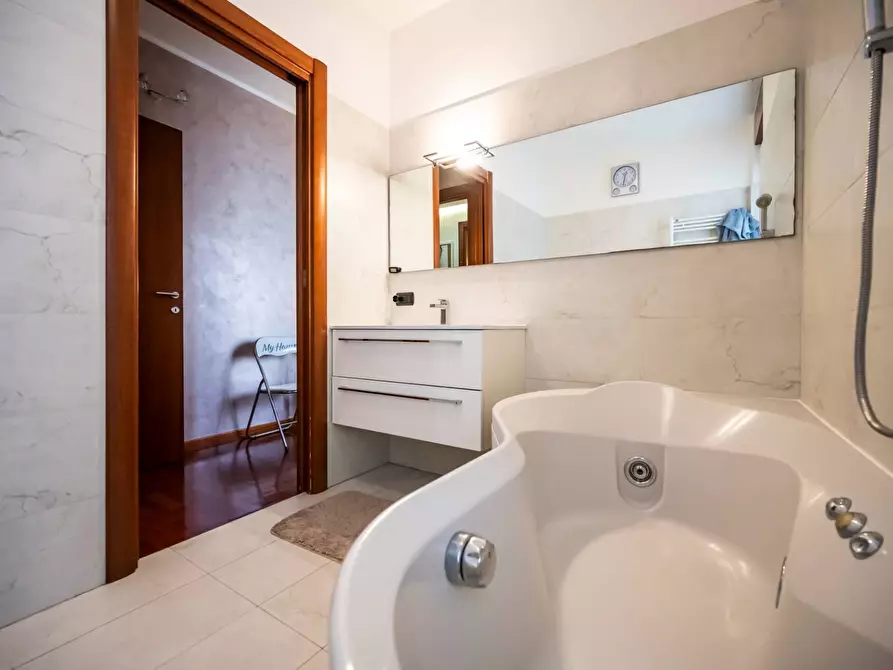 Immagine 32 di Appartamento in vendita  in via giosuè carducci a Gallarate