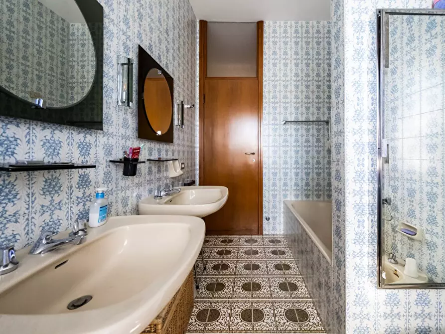 Immagine 30 di Villa in vendita  in Via Monte santo 7 a Albizzate