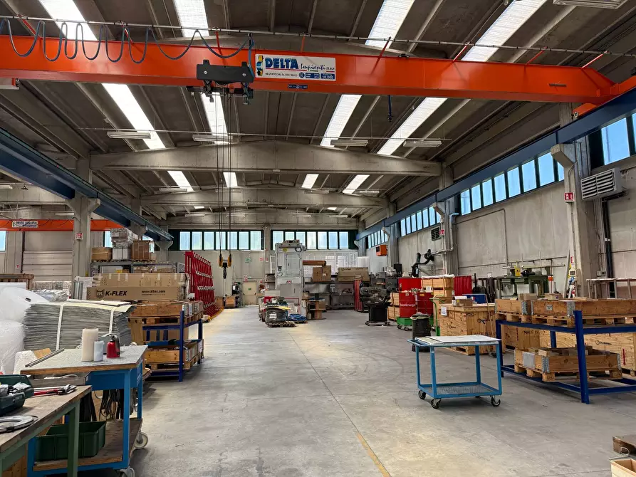 Immagine 2 di Capannone industriale in vendita  in Via 1 maggio n1 a Azzate