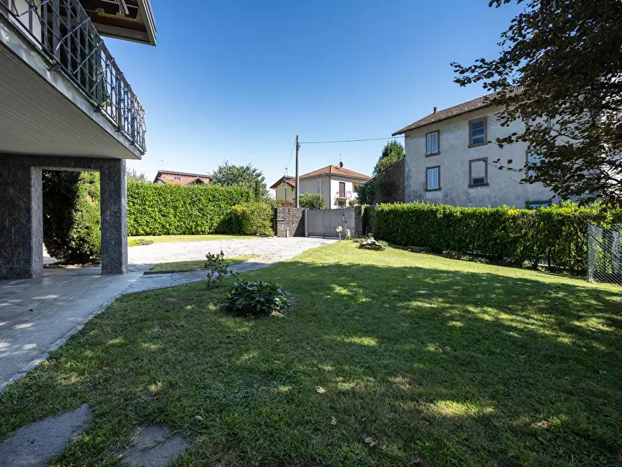 Immagine 3 di Villa in vendita  in Via Monte Rosa a Besano