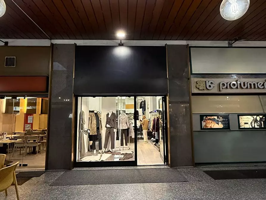 Immagine 1 di Locale commerciale in vendita  in Via Vittorio veneto 9 a Varese