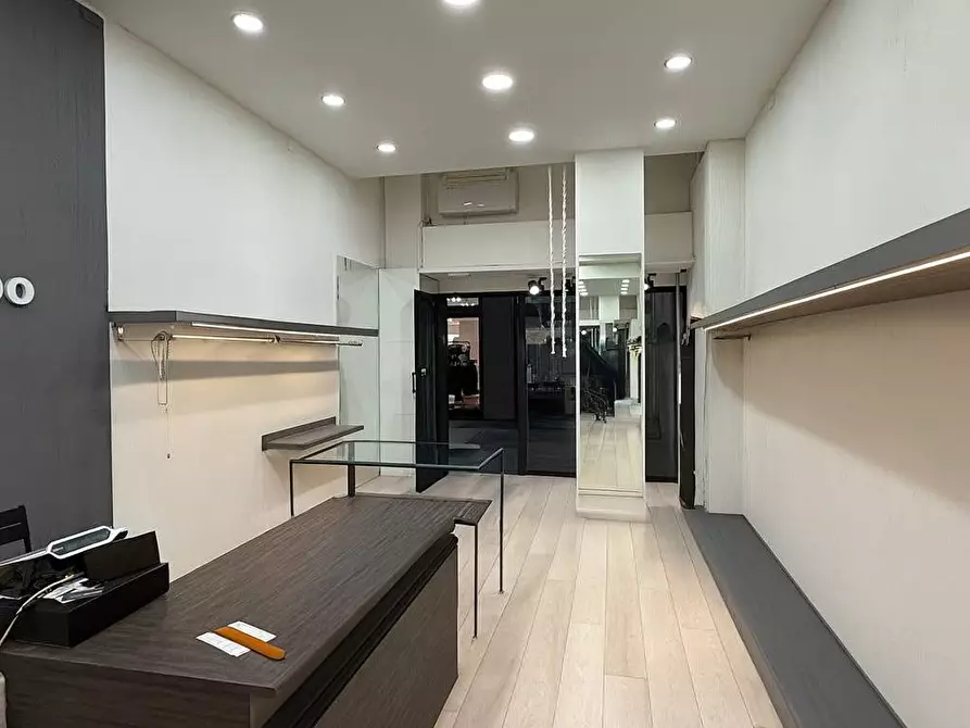 Immagine 2 di Locale commerciale in vendita  in Via Vittorio veneto 9 a Varese