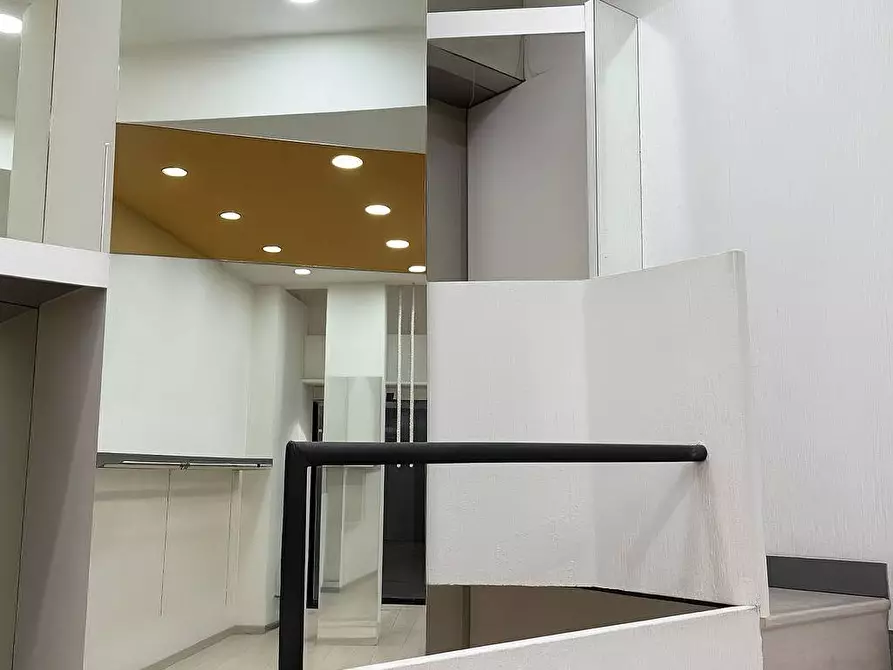 Immagine 3 di Locale commerciale in vendita  in Via Vittorio veneto 9 a Varese