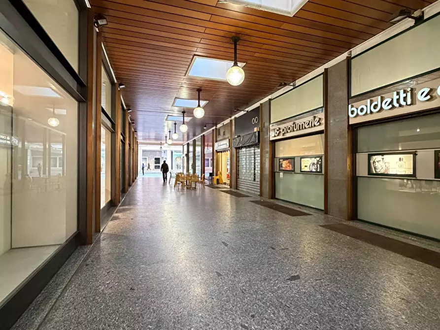 Immagine 21 di Locale commerciale in vendita  in Via Vittorio veneto 9 a Varese