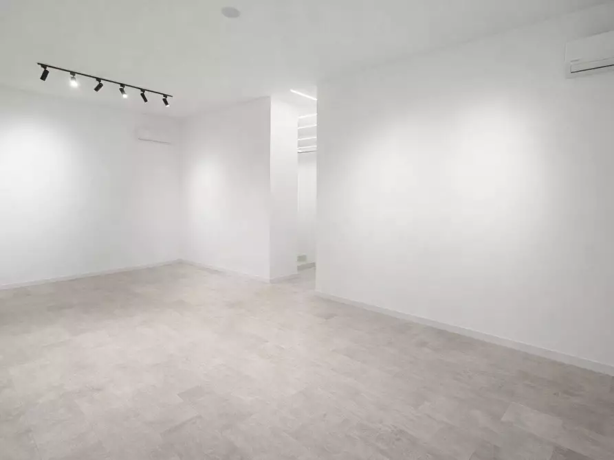 Immagine 3 di Locale commerciale in affitto  in Via Cavour a Varese