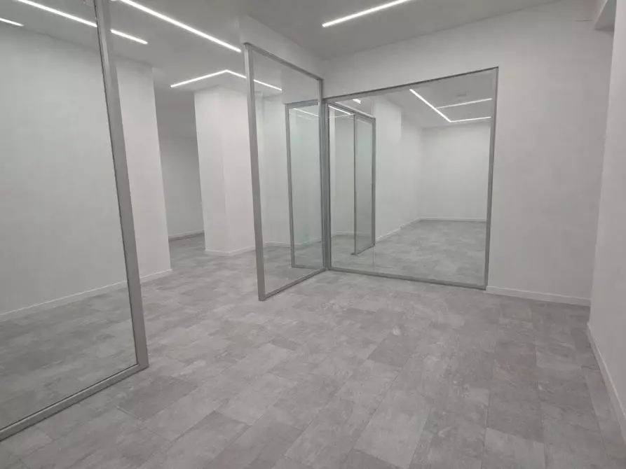 Immagine 1 di Locale commerciale in affitto  in Via Cavour a Varese