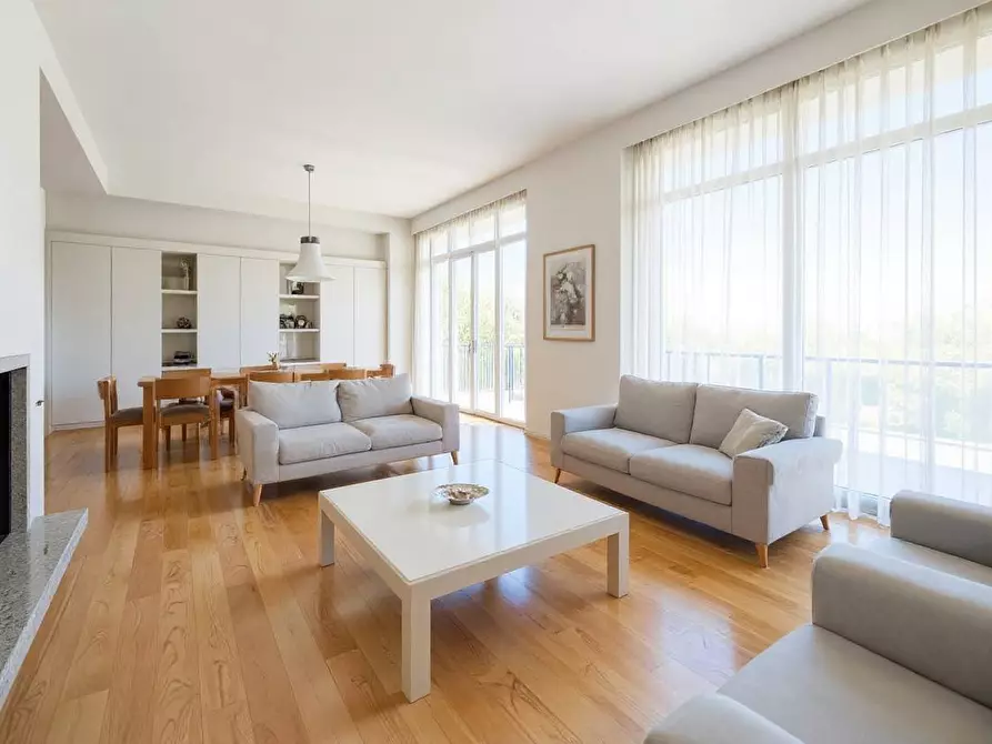 Immagine 1 di Villa in vendita  in Via Monte Rosa a Besano