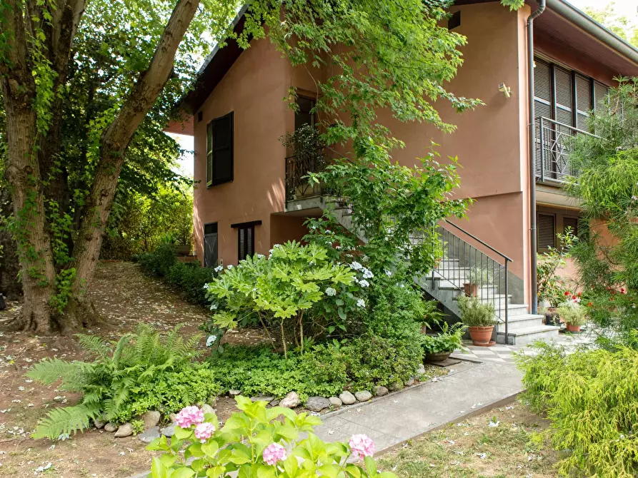Immagine 1 di Villa in vendita  in Via Baracca 6 a Casorate Sempione