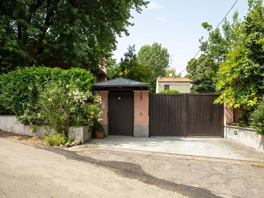 Immagine 8 di Villa in vendita  in Via Baracca 6 a Casorate Sempione