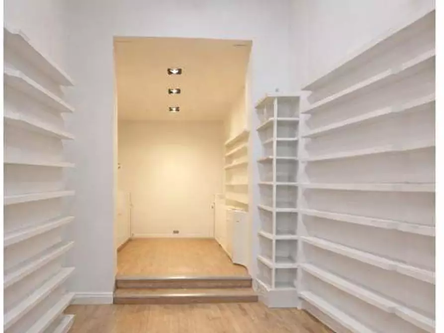 Immagine 2 di Attività commerciale in affitto  in Via Vittorio Veneto 12 a Varese