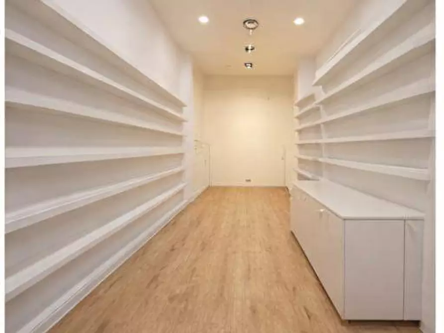 Immagine 3 di Attività commerciale in affitto  in Via Vittorio Veneto 12 a Varese