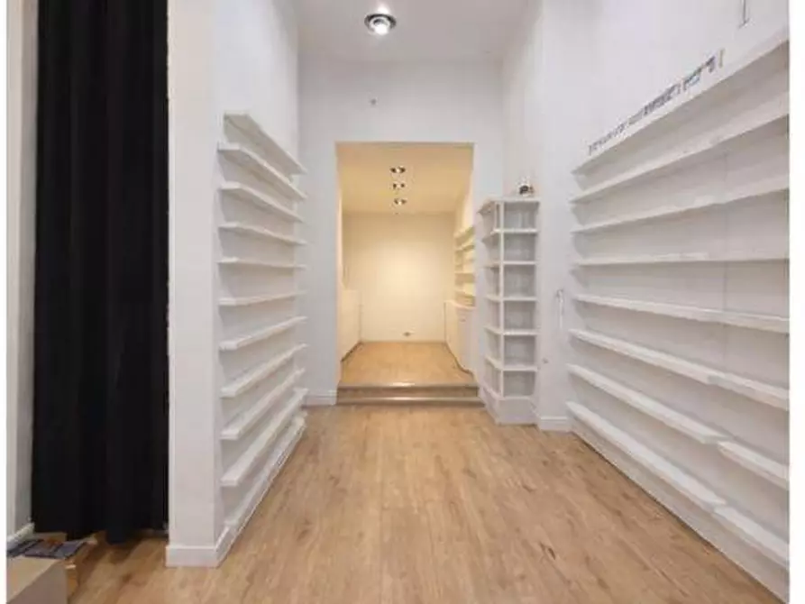 Immagine 4 di Attività commerciale in affitto  in Via Vittorio Veneto 12 a Varese