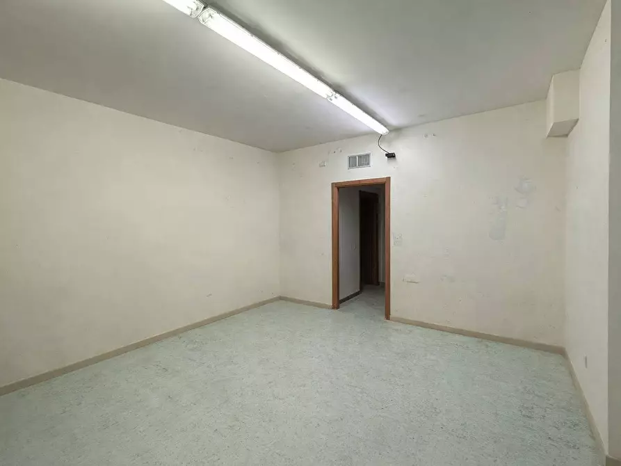 Immagine 2 di Locale commerciale in affitto  in Viale Belforte 178 a Varese