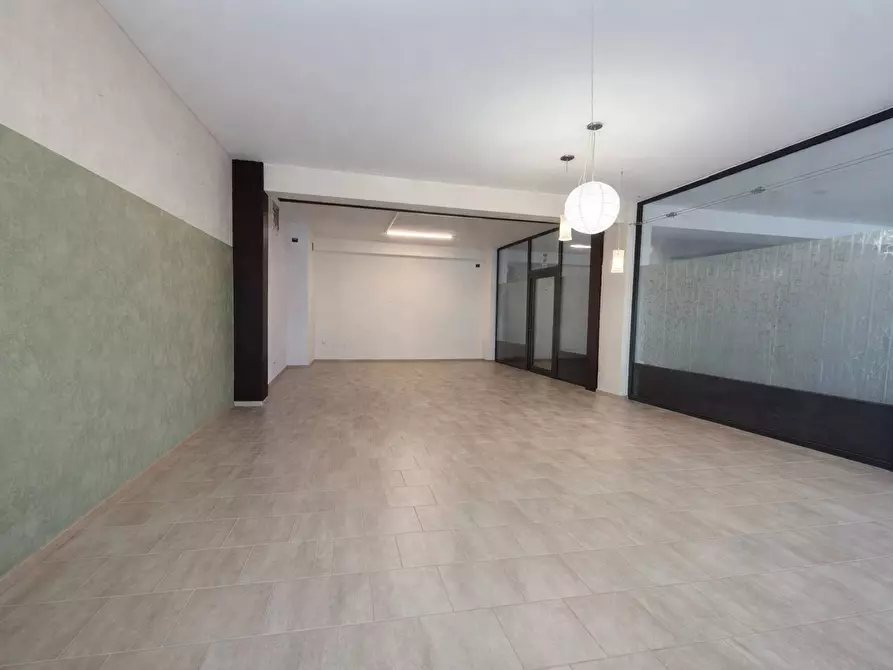 Immagine 3 di Locale commerciale in affitto  in Viale Belforte 178 a Varese