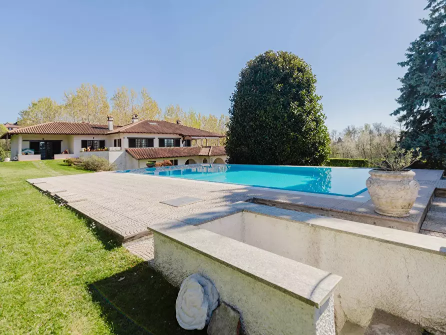 Immagine 10 di Villa in vendita  in VIA ALESSANDRO VOLTA 25 a Carnago